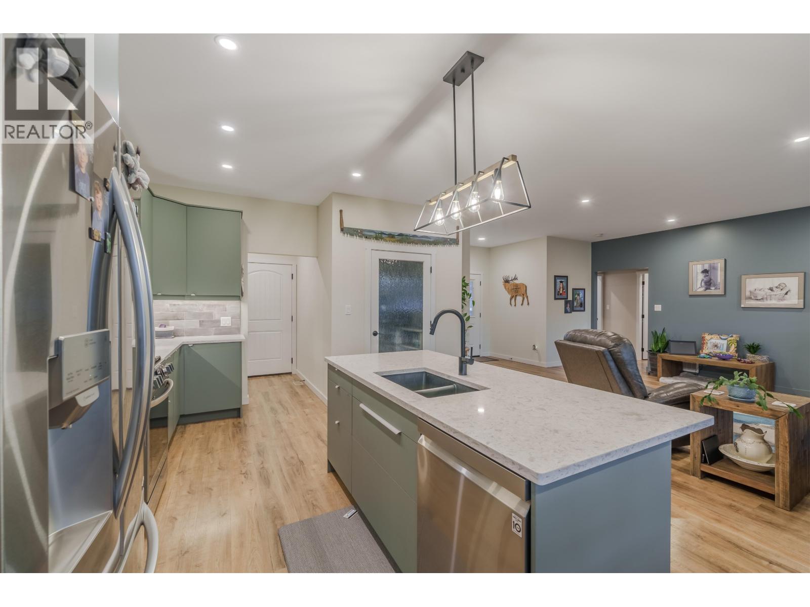 314 Sandhill Crescent, 100 Mile House, British Columbia  V0K 2E0 - Photo 4 - R3080409