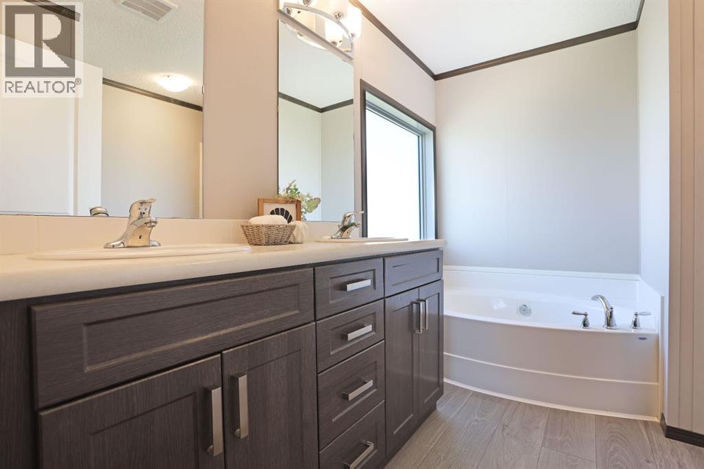 3 Meadowplace Manor E, Brooks, Alberta  T1R 0W9 - Photo 20 - A2307902
