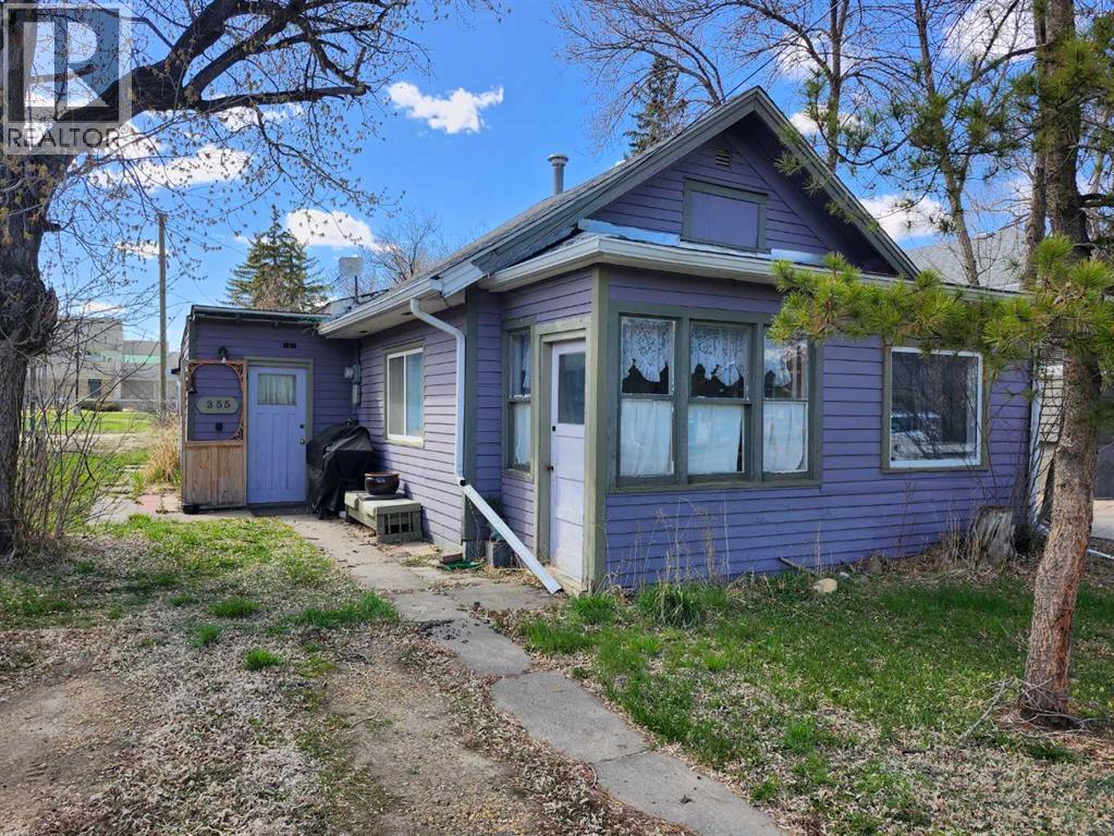 355 4 Street W, Drumheller, Alberta  T0J 0Y3 - Photo 1 - A2307843