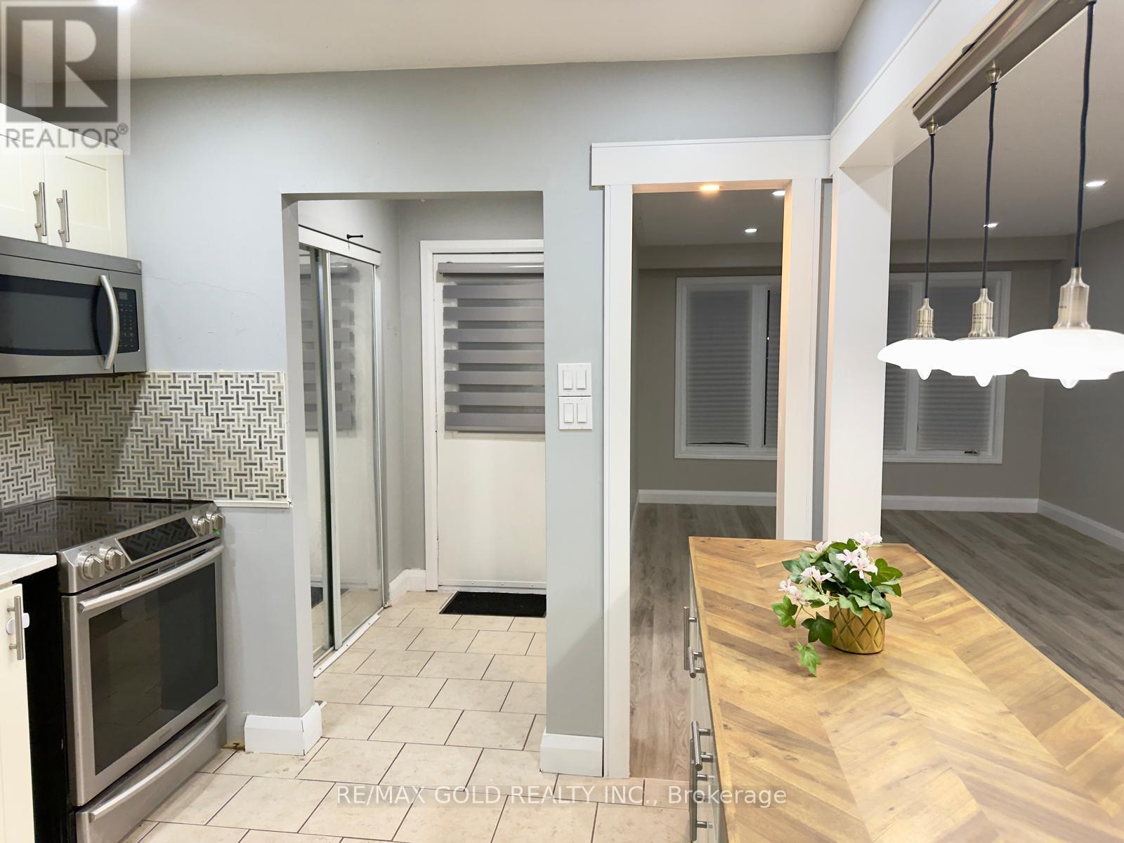 156 Mooregate Crescent, Kitchener, Ontario  N2M 2G1 - Photo 2 - X13060032