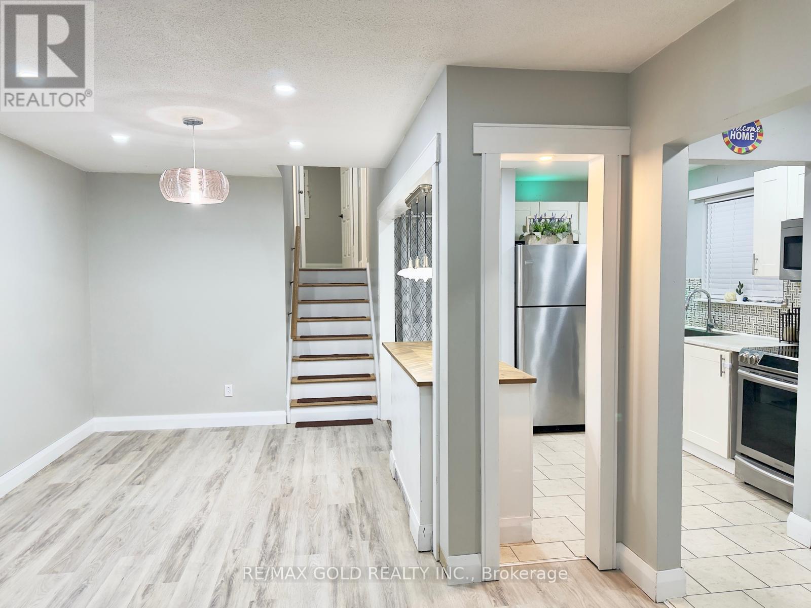 Upper - 156 Mooregate Crescent, Kitchener, Ontario  N2M 2G1 - Photo 11 - X13060054