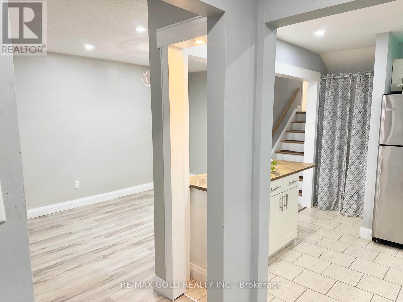 Upper - 156 Mooregate Crescent, Kitchener, Ontario  N2M 2G1 - Photo 13 - X13060054