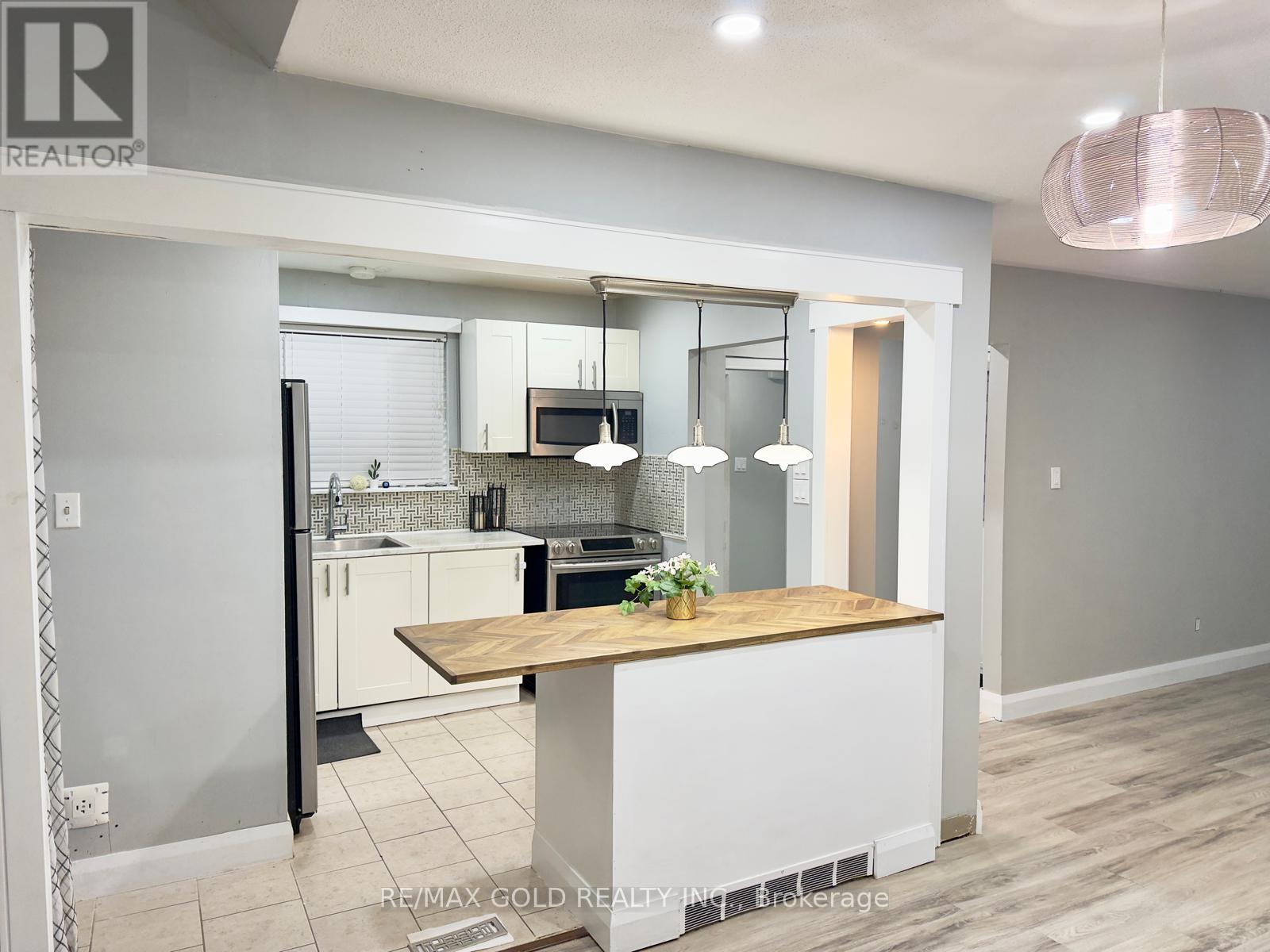 156 Mooregate Crescent, Kitchener, Ontario  N2M 2G1 - Photo 3 - X13060032