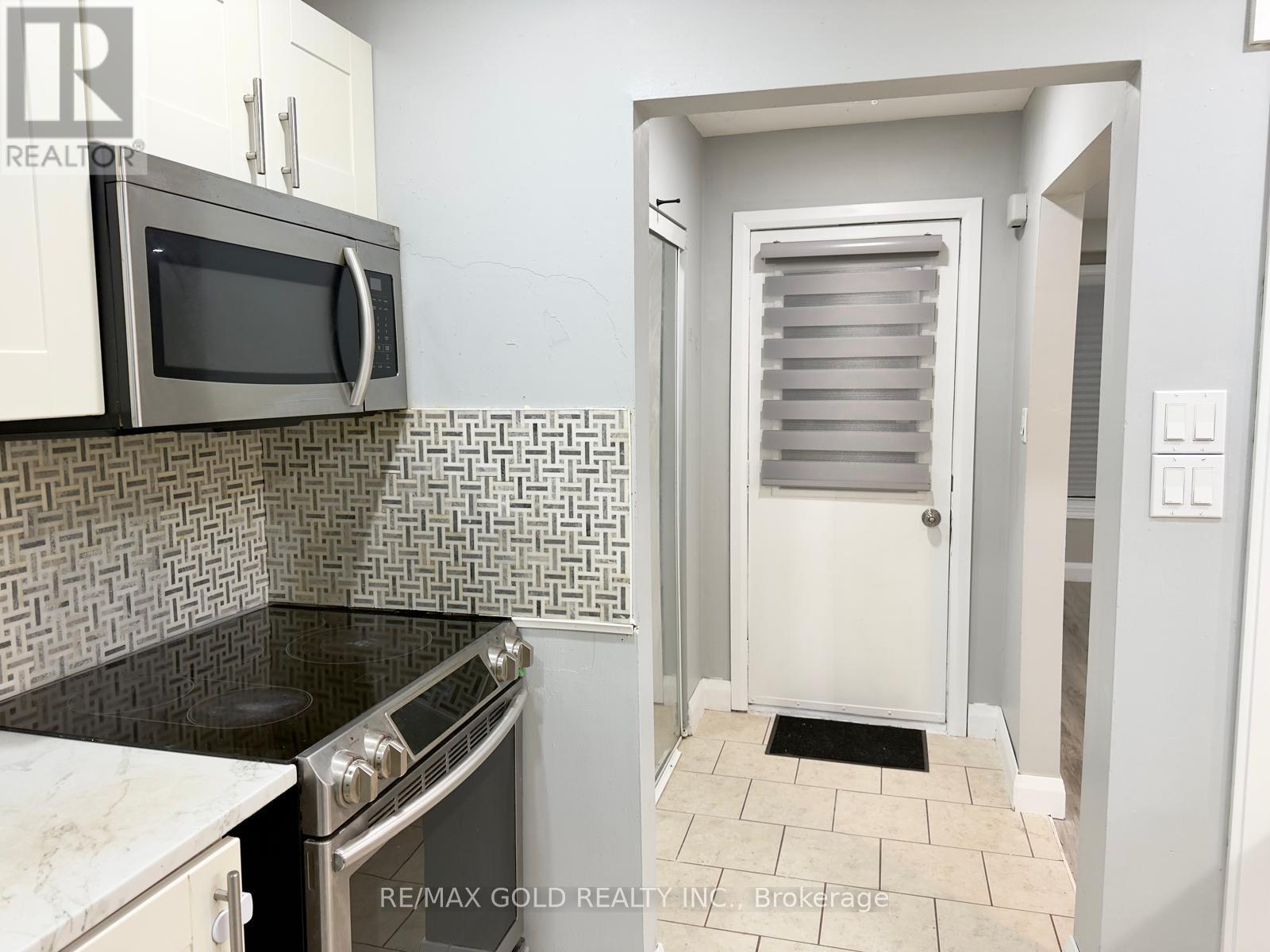 Upper - 156 Mooregate Crescent, Kitchener, Ontario  N2M 2G1 - Photo 6 - X13060054