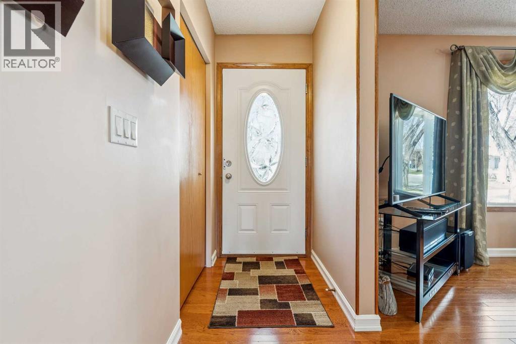 320 Whiteview Road NE, Calgary, Alberta  T1Y 1P8 - Photo 3 - A2307123