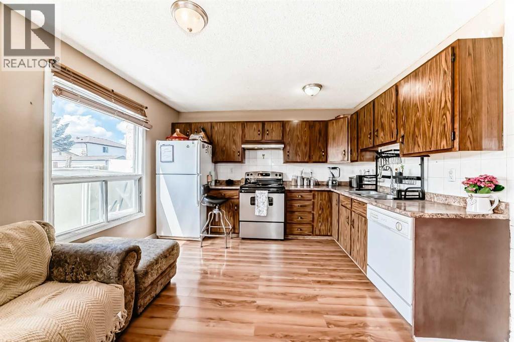 4821 60 Street NE, Calgary, Alberta  T1Y 5B8 - Photo 4 - A2308177