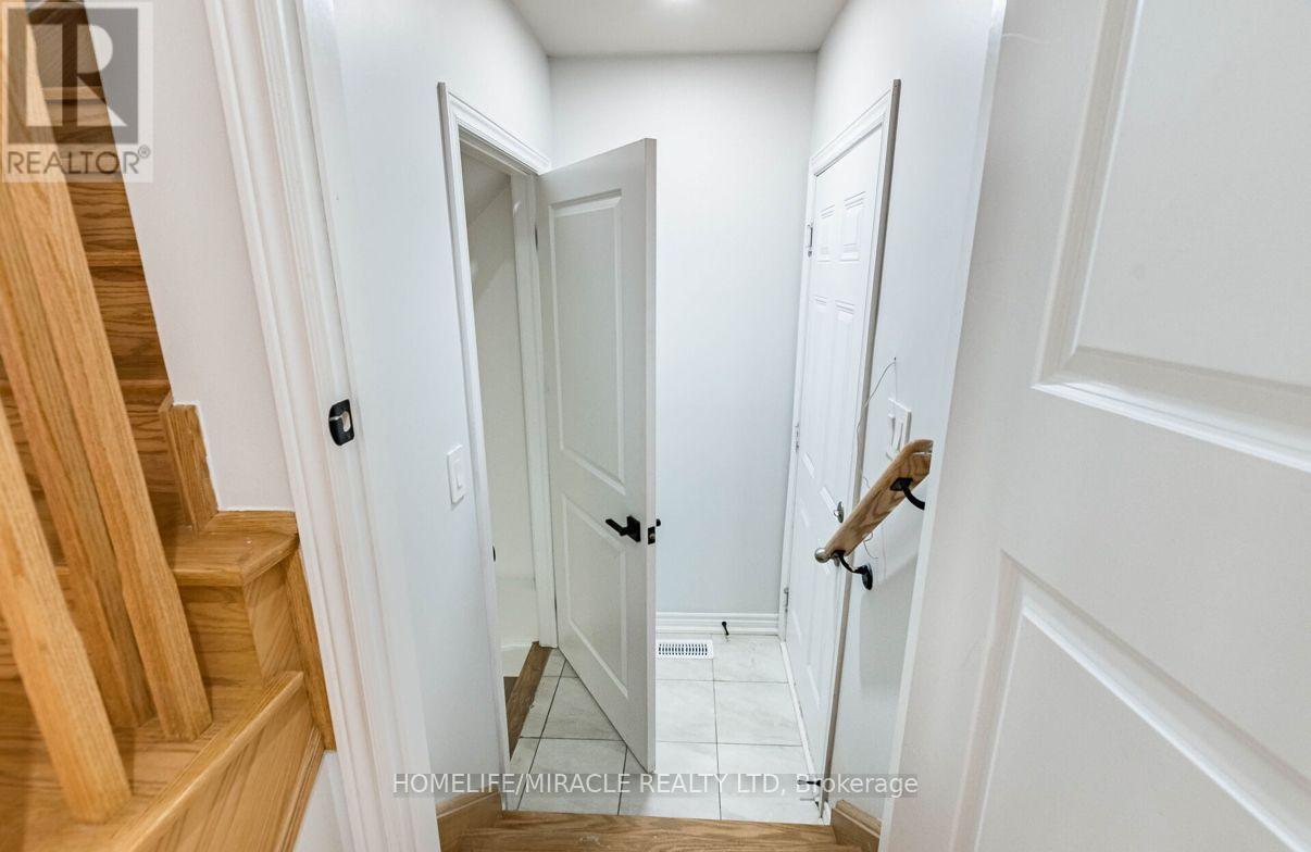 7 Bushwood Trail, Brampton (Northwest Brampton), Ontario  L7A 5J7 - Photo 2 - W13087562