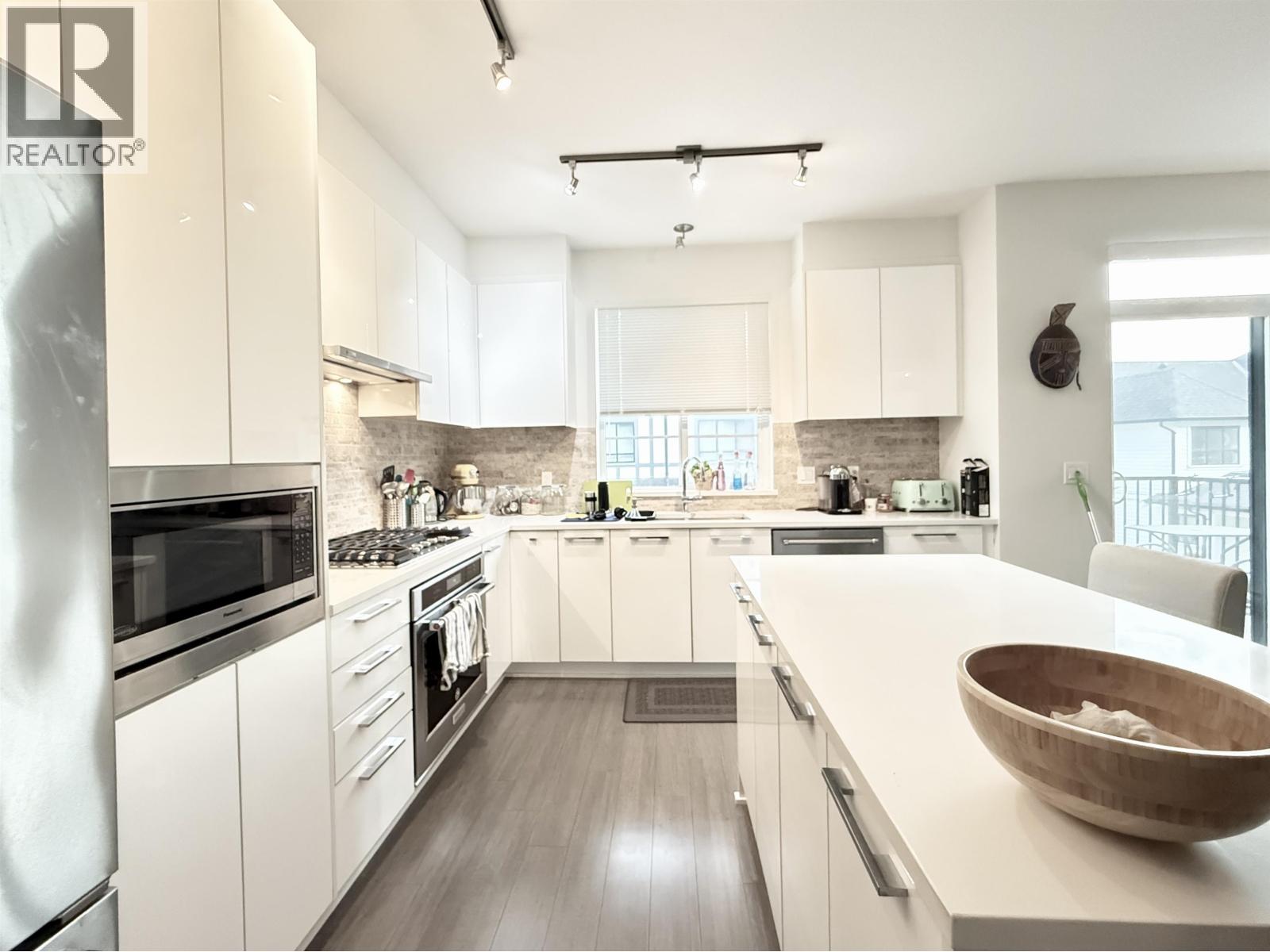 18 3500 Burke Village Promenade, Vancouver, British Columbia  V3E 0N2 - Photo 7 - R3119261