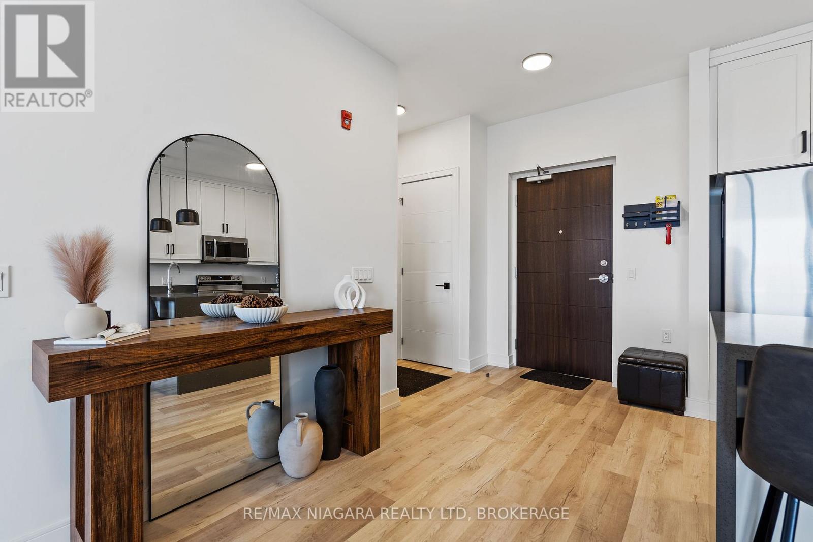 202 - 300b Fourth Avenue, St. Catharines, Ontario  L2S 0E6 - Photo 3 - X13045448