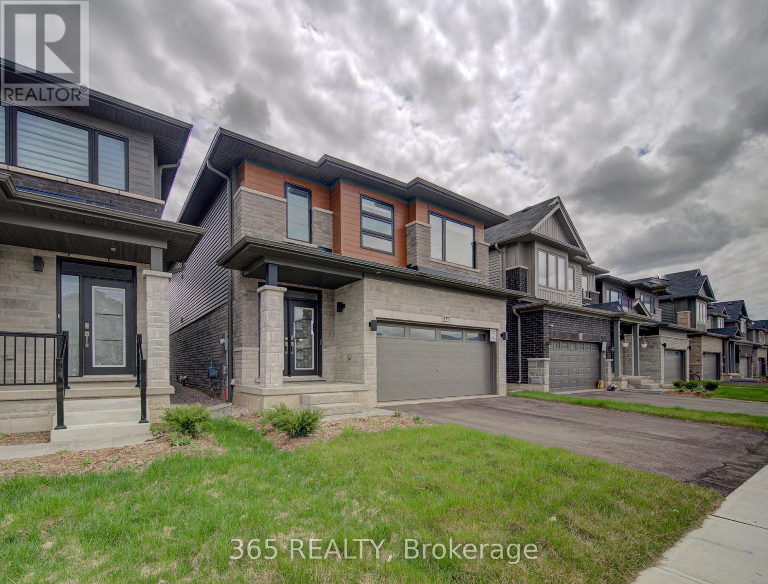 227 Longboat Run W, Brantford, Ontario  N3T 0X1 - Photo 2 - X13087666