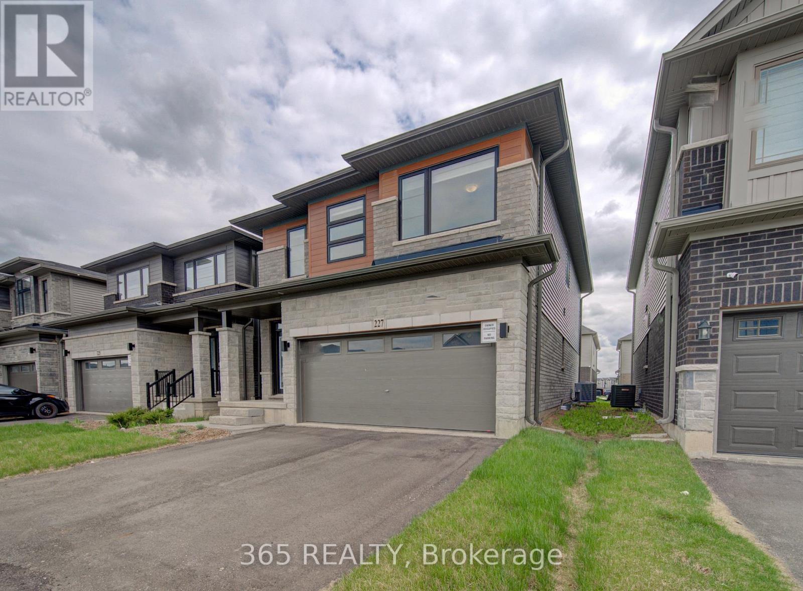 227 Longboat Run W, Brantford, Ontario  N3T 0X1 - Photo 3 - X13087666