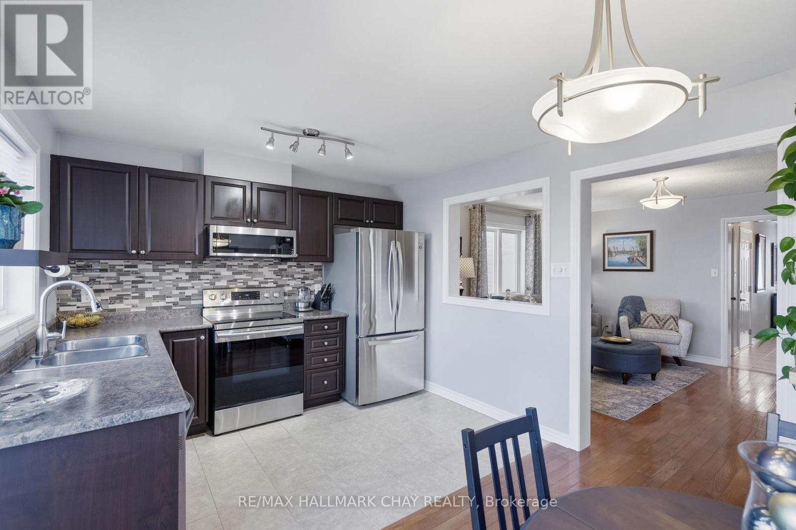 215 Banting Crescent, Essa, Ontario  L3W 0P8 - Photo 11 - N13021258