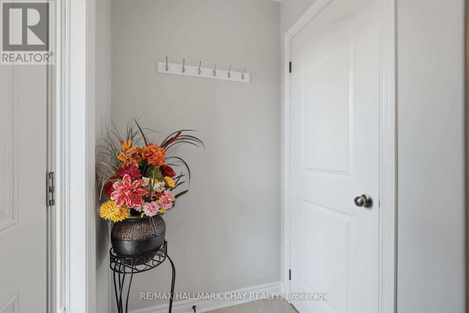 215 Banting Crescent, Essa, Ontario  L3W 0P8 - Photo 4 - N13021258