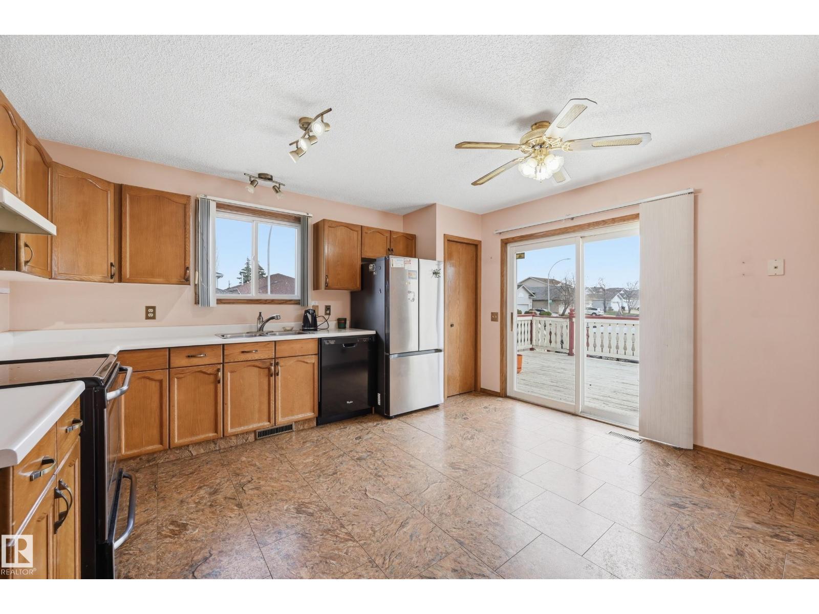 1242 Joyce Cr Nw, Edmonton, Alberta  T6L 6V3 - Photo 7 - E4485884