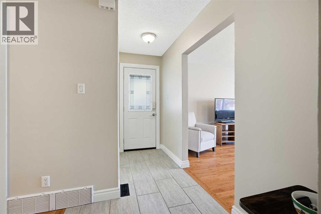 1523 110 Avenue SW, Calgary, Alberta  T2W 0E2 - Photo 4 - A2304946