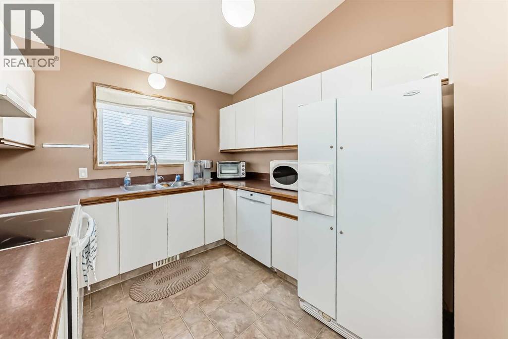 329 Martinwood Place NE, Calgary, Alberta  T3J 3H7 - Photo 25 - A2285894