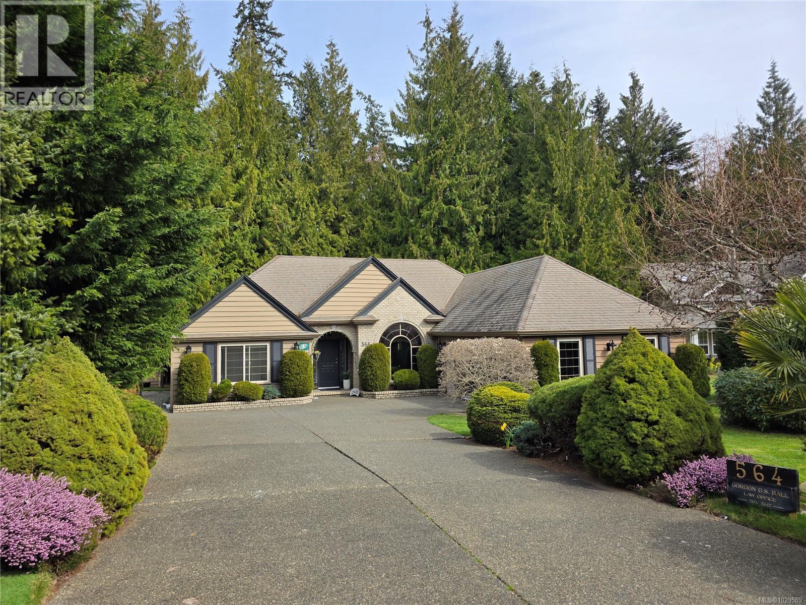 564 Hazelwood Pl, Qualicum Beach, British Columbia