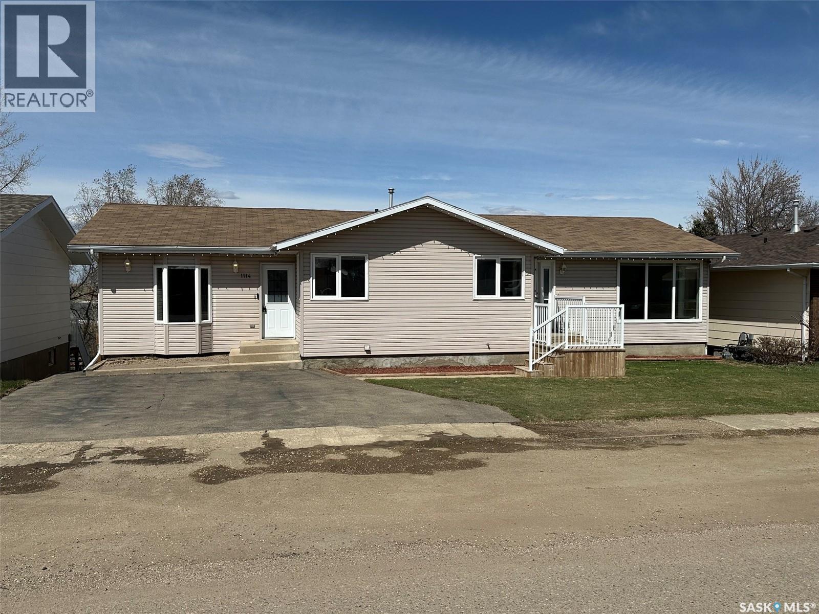 1114 Herbert Avenue, Herbert, Saskatchewan  S0H 2A0 - Photo 2 - SK035012