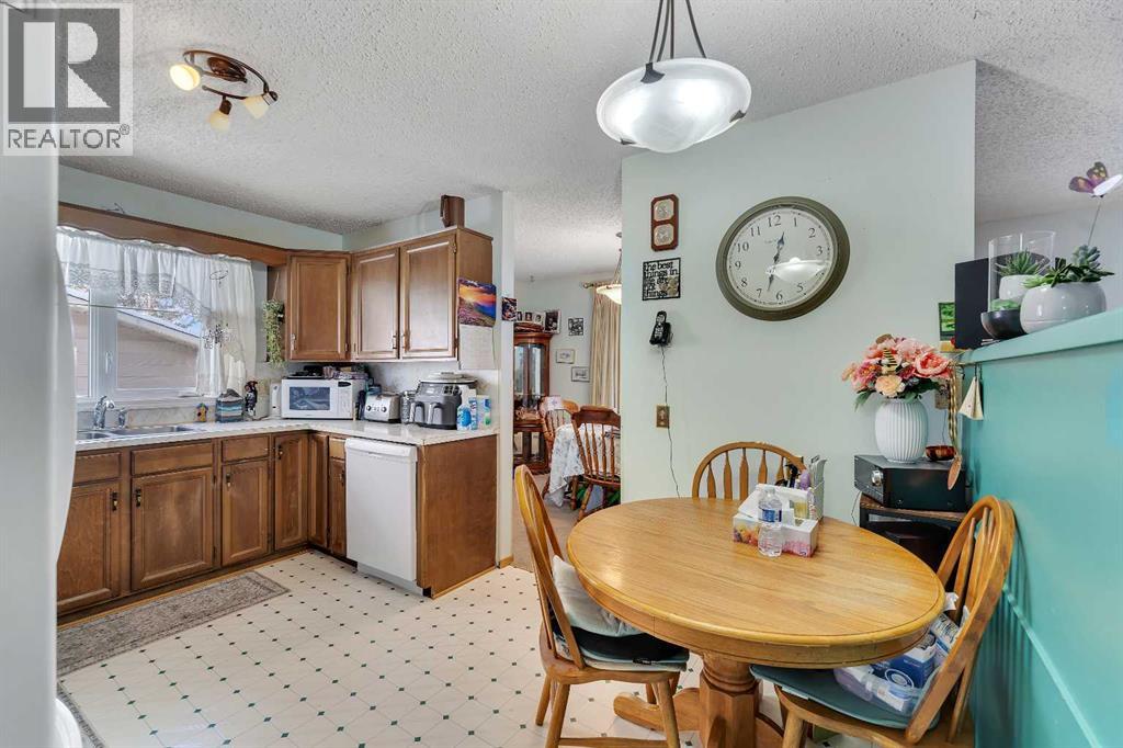 1003 Berkley Drive Nw, Calgary, Alberta  T3K 1E3 - Photo 11 - A2301092