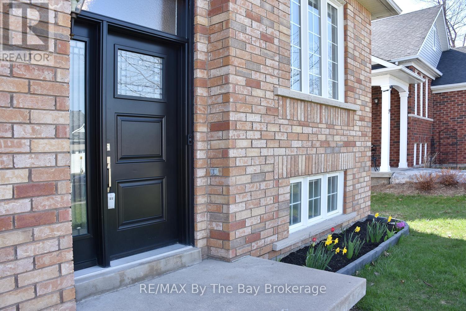 21 Northwood Drive, Wasaga Beach, Ontario  L9Z 3B5 - Photo 2 - S13088134