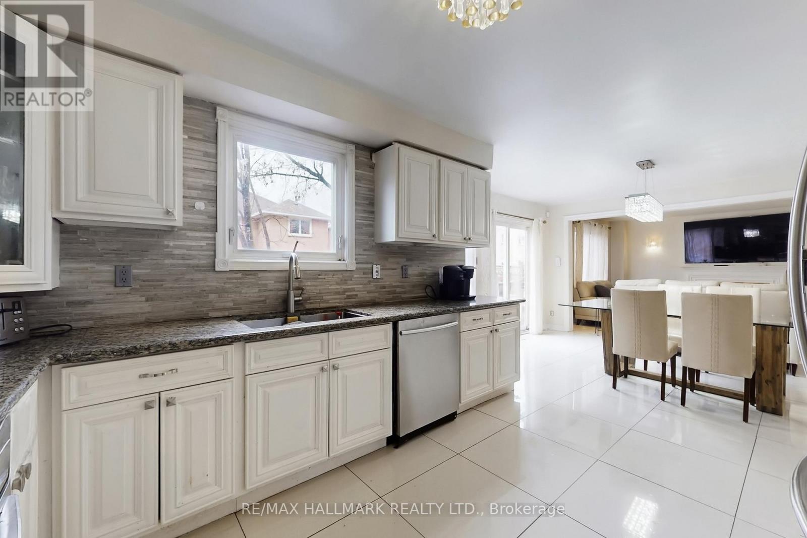 97 Stave Crescent, Richmond Hill, Ontario L4C 9J2 - Photo 17 - N12916950