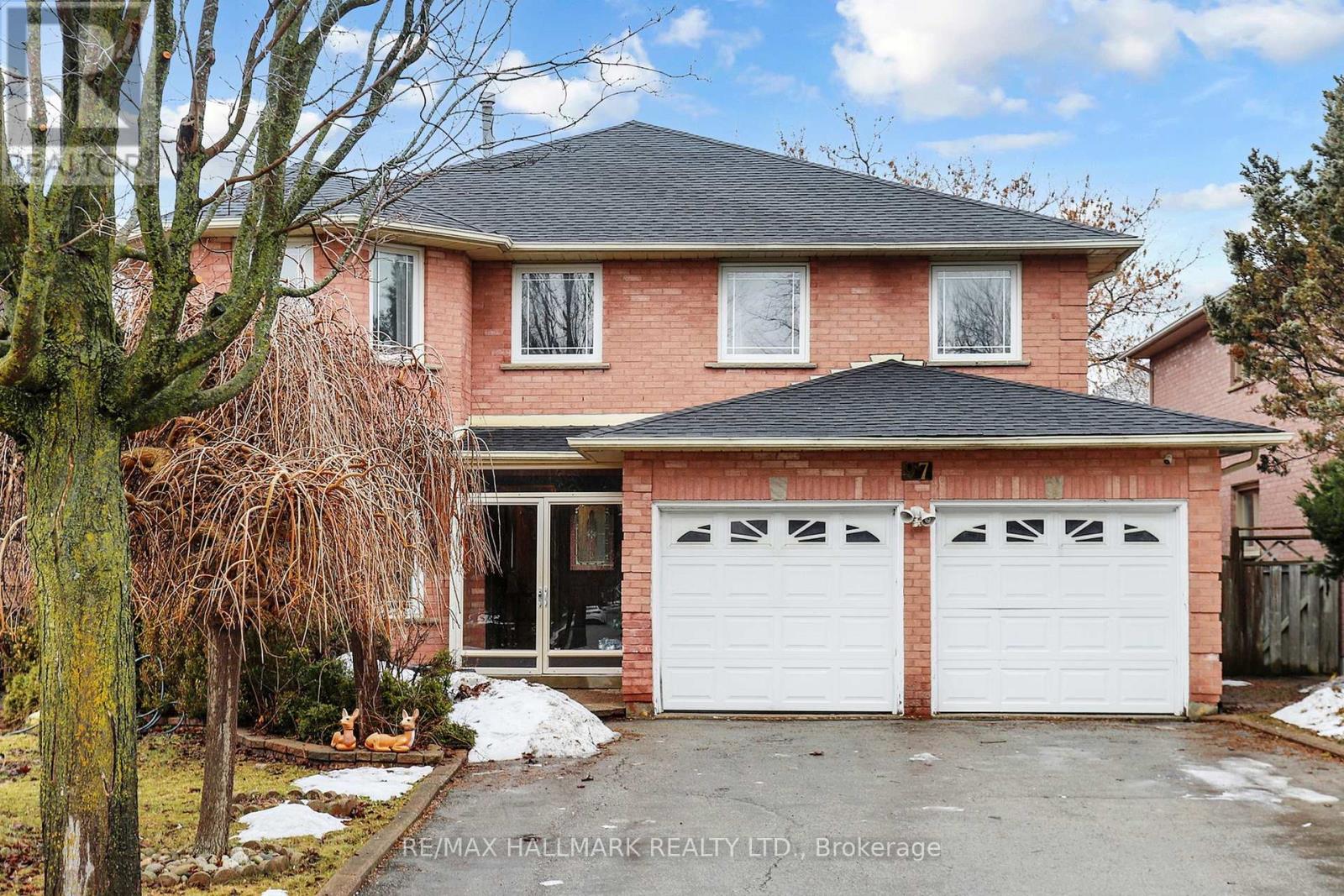 97 Stave Crescent, Richmond Hill, Ontario L4C 9J2 - Photo 2 - N12916950