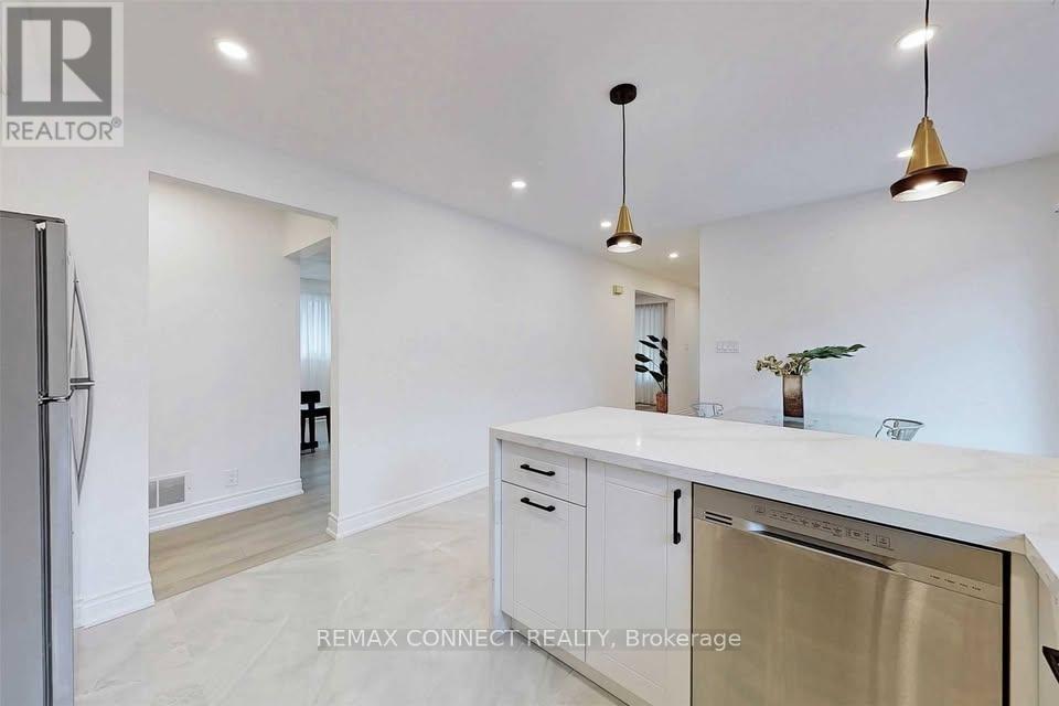Upper - 23 Chalet Road, Toronto, Ontario  M2J 3V3 - Photo 7 - C13088178
