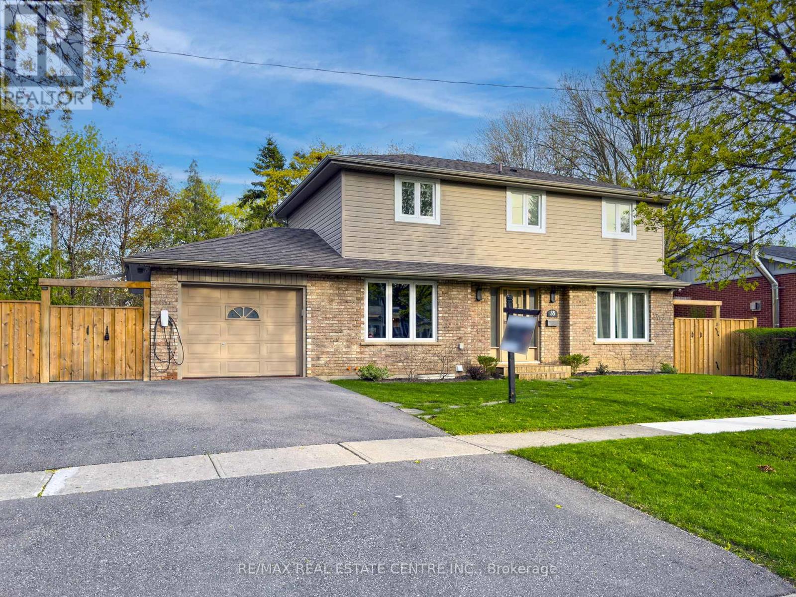 35 Treleaven Drive, Brampton, Ontario  L6Y 1X7 - Photo 2 - W13088102