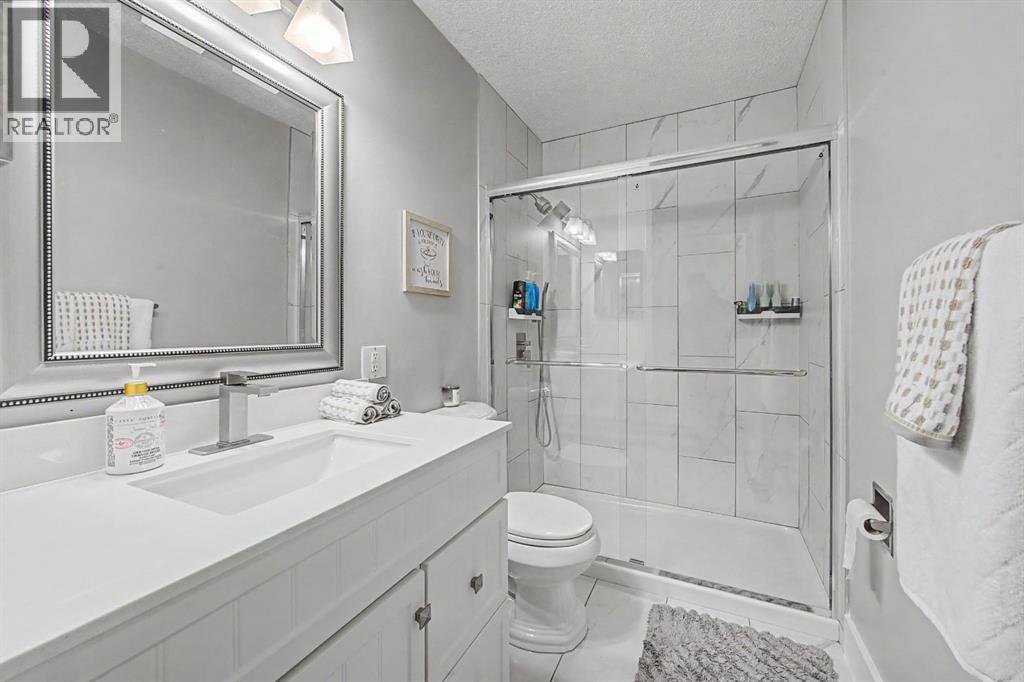 359 Woodvale Crescent SW, Calgary, Alberta  T2W 3L3 - Photo 10 - A2307643