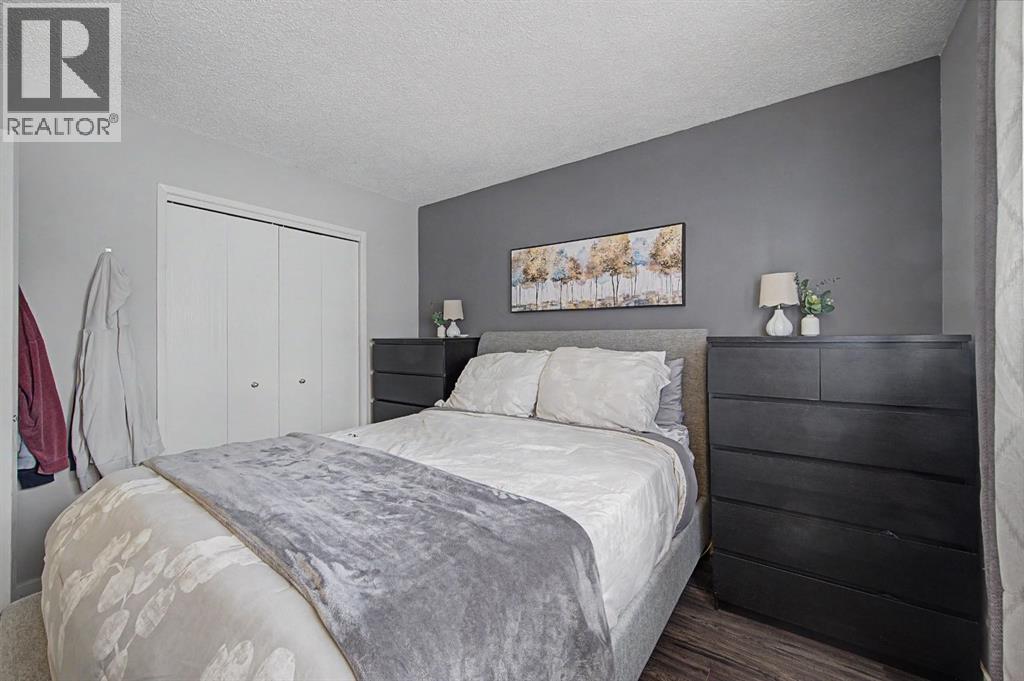 359 Woodvale Crescent SW, Calgary, Alberta  T2W 3L3 - Photo 12 - A2307643