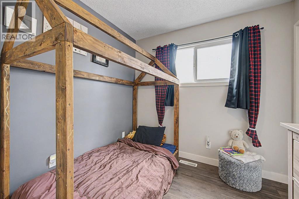 359 Woodvale Crescent SW, Calgary, Alberta  T2W 3L3 - Photo 17 - A2307643