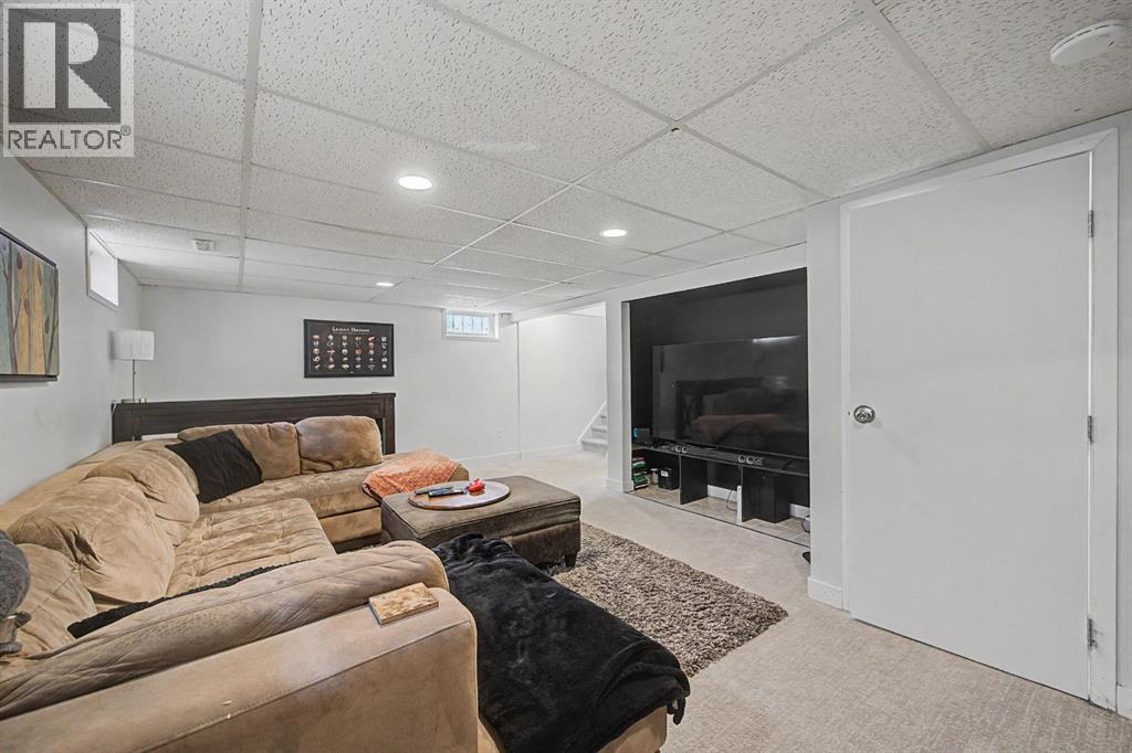 359 Woodvale Crescent SW, Calgary, Alberta  T2W 3L3 - Photo 21 - A2307643