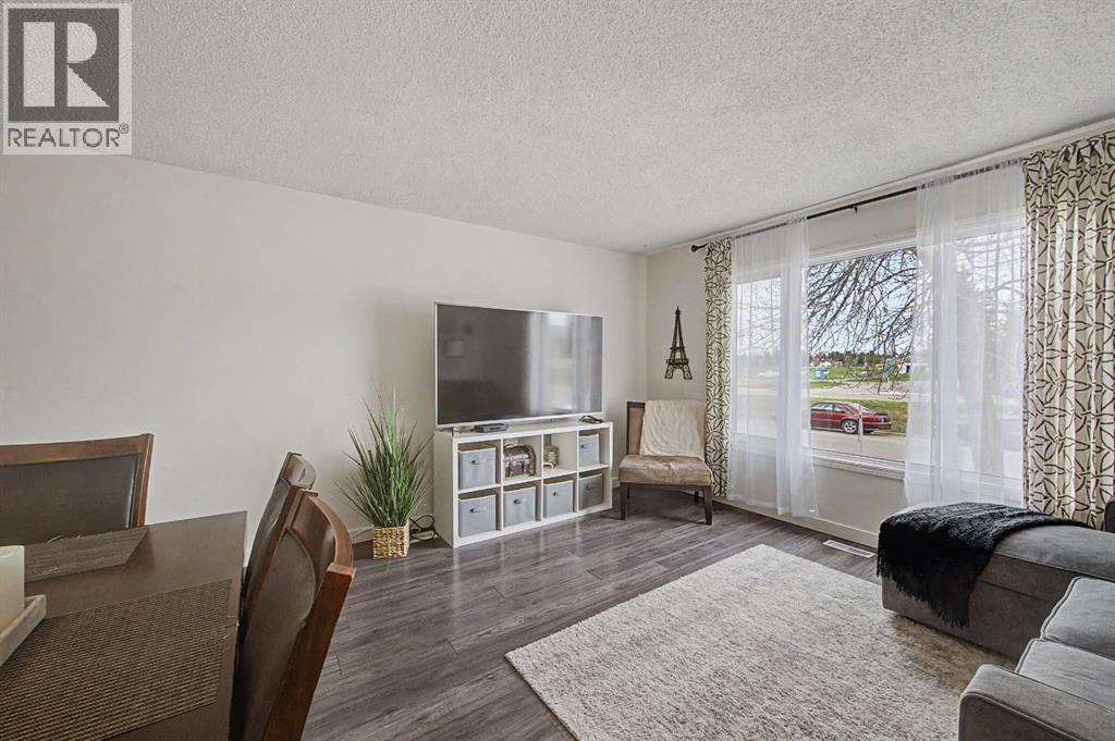 359 Woodvale Crescent SW, Calgary, Alberta  T2W 3L3 - Photo 3 - A2307643