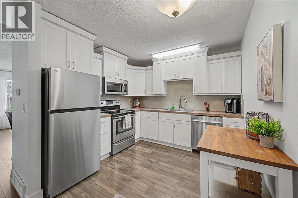 359 Woodvale Crescent SW, Calgary, Alberta  T2W 3L3 - Photo 5 - A2307643