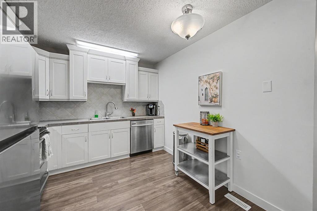 359 Woodvale Crescent SW, Calgary, Alberta  T2W 3L3 - Photo 6 - A2307643