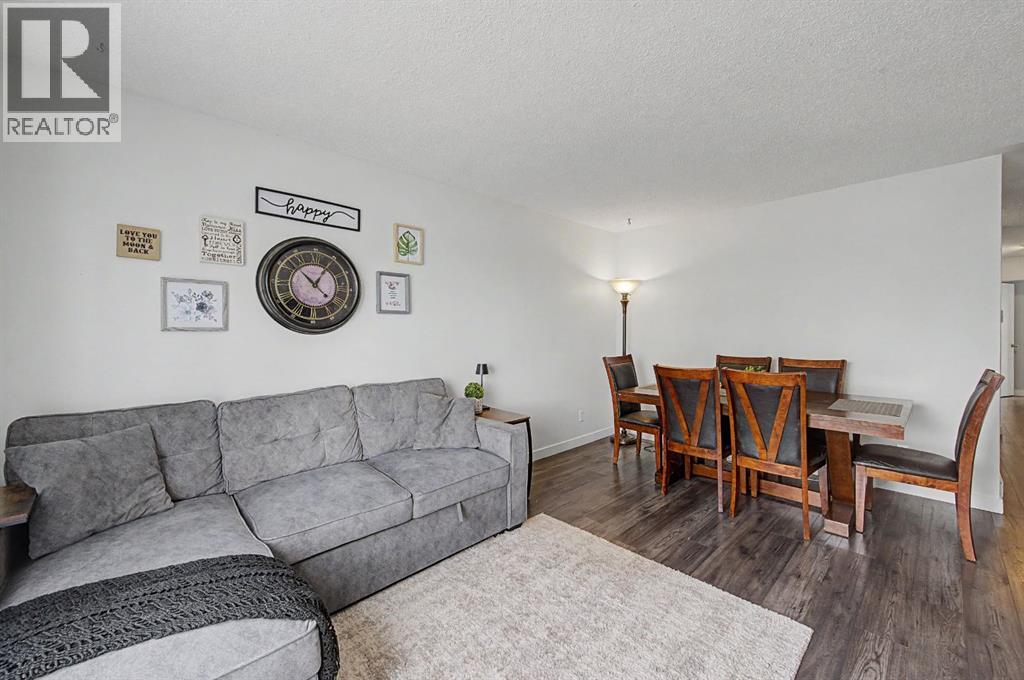 359 Woodvale Crescent SW, Calgary, Alberta  T2W 3L3 - Photo 7 - A2307643