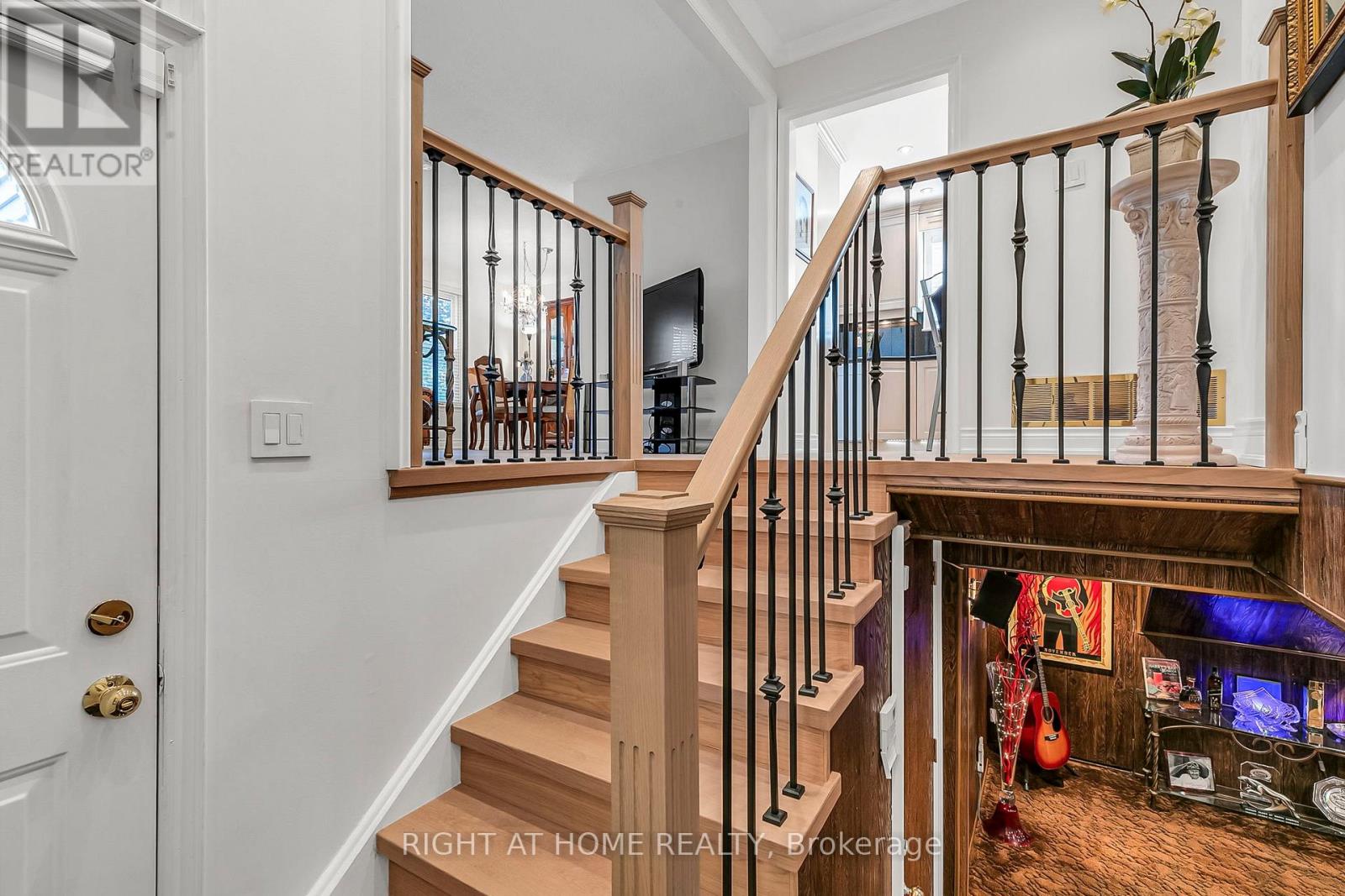 168 Springhead Gardens, Richmond Hill, Ontario  L4C 5C6 - Photo 3 - N13088376