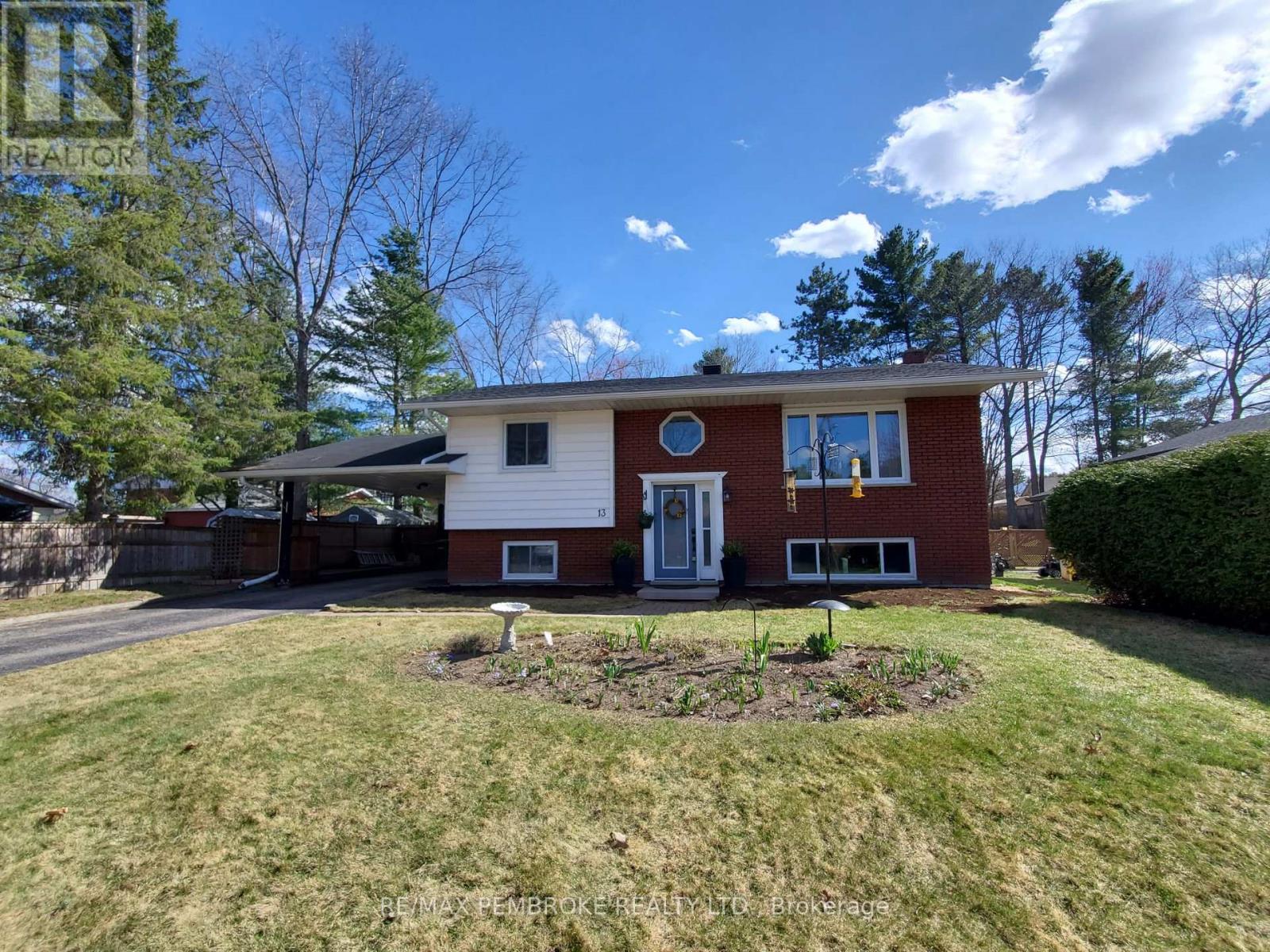 13 POINT CRESCENT, Petawawa, Ontario