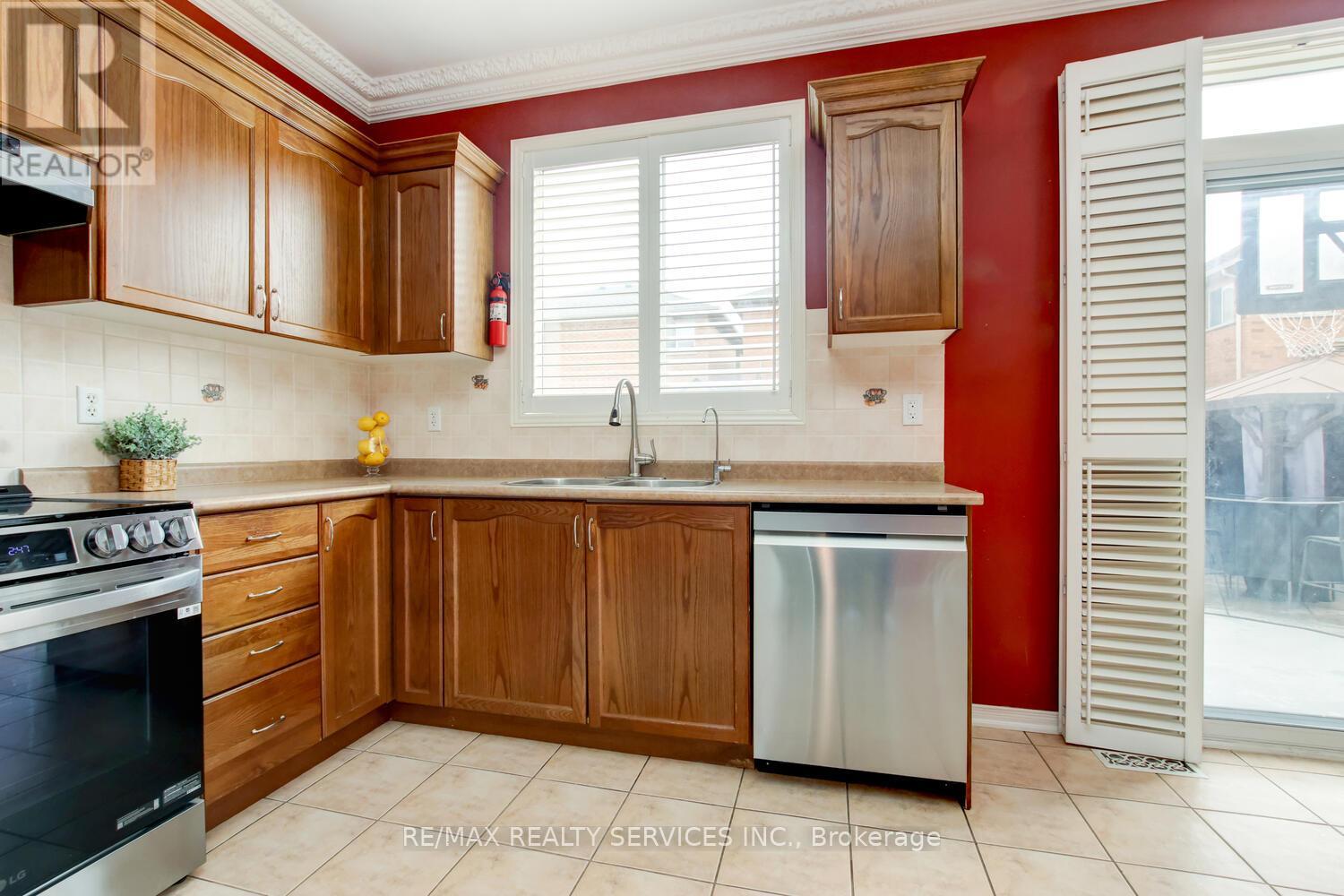 47 Cape Dorset Crescent, Brampton, Ontario  L6R 3K9 - Photo 10 - W13088354