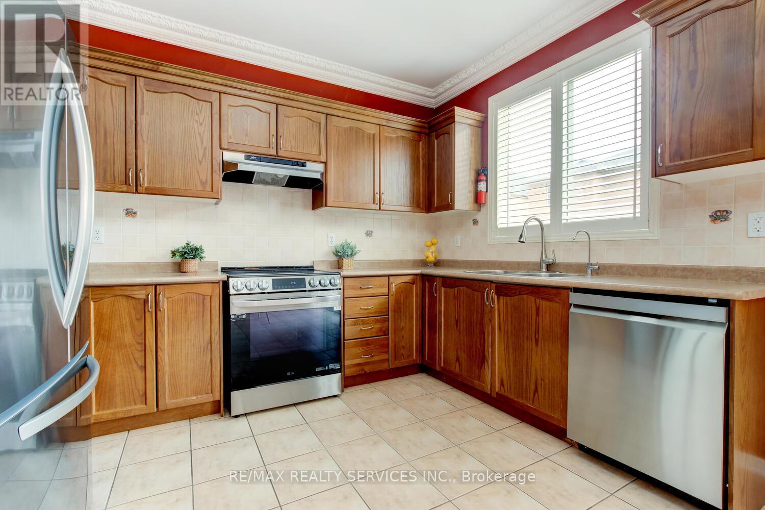 47 Cape Dorset Crescent, Brampton, Ontario  L6R 3K9 - Photo 11 - W13088354