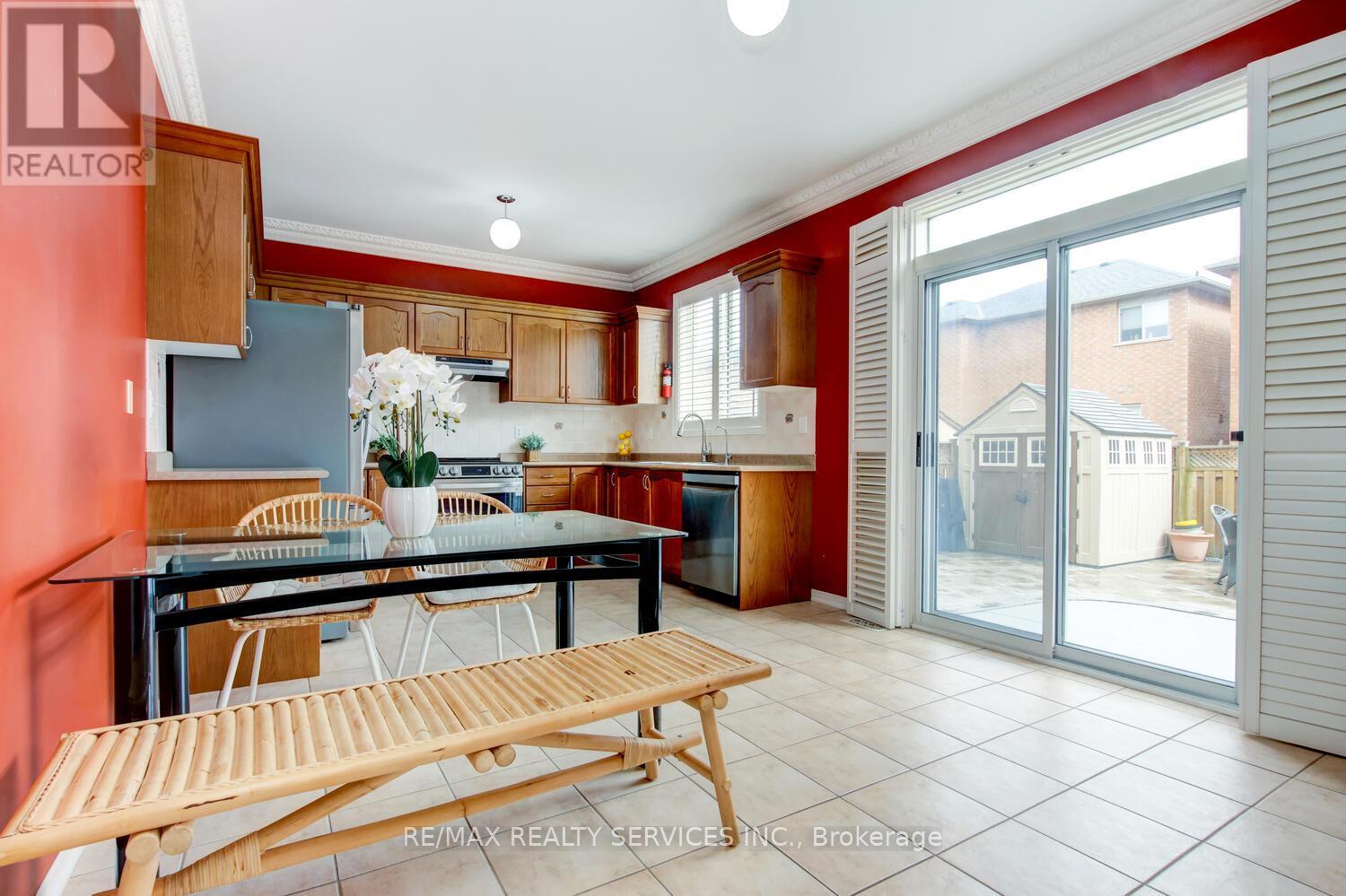 47 Cape Dorset Crescent, Brampton, Ontario  L6R 3K9 - Photo 5 - W13088354