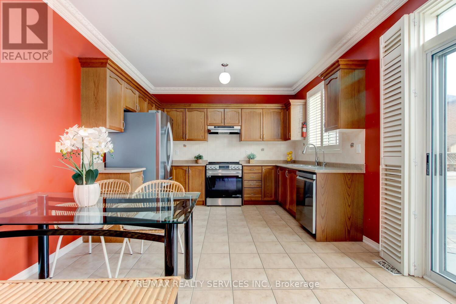 47 Cape Dorset Crescent, Brampton, Ontario  L6R 3K9 - Photo 6 - W13088354