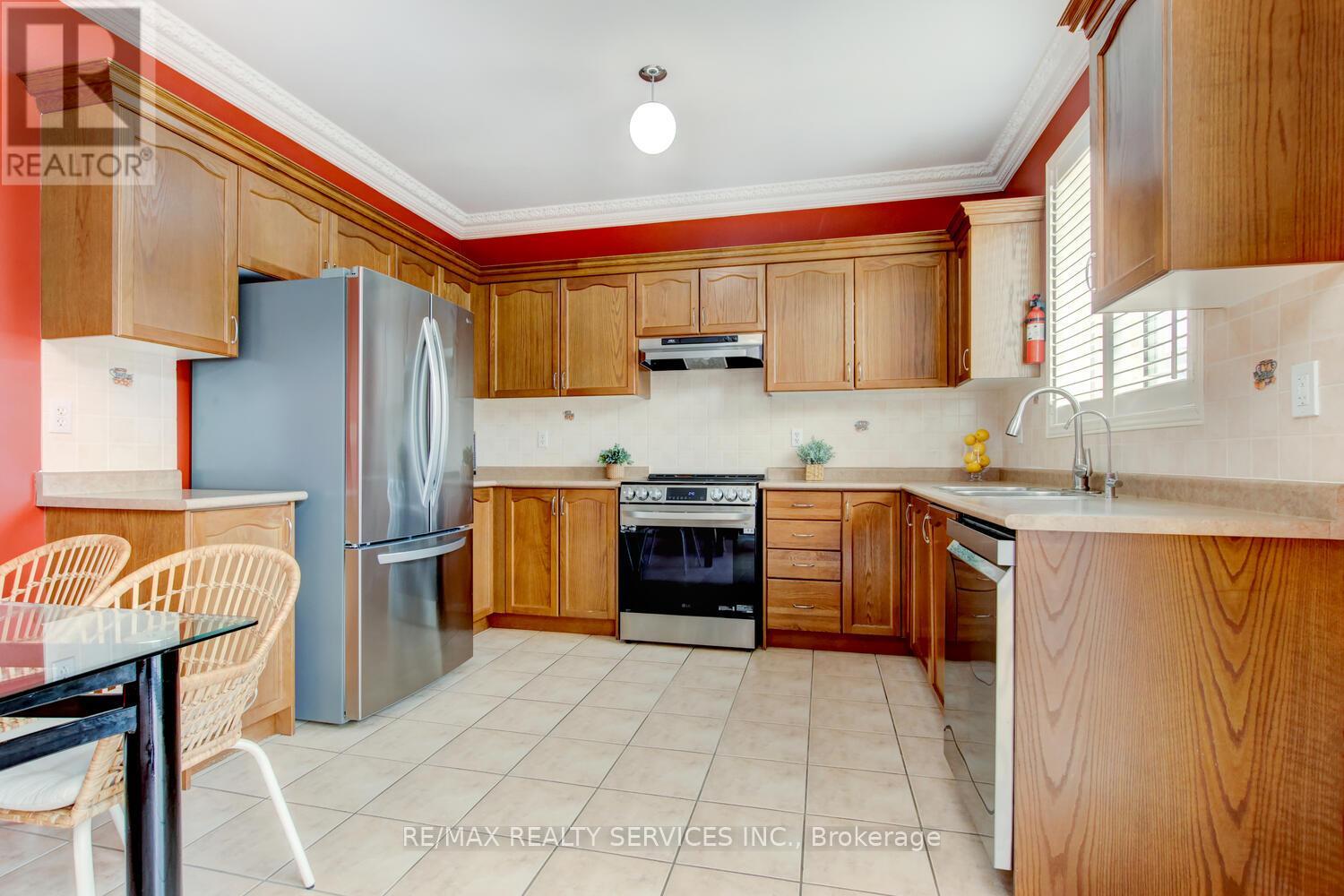 47 Cape Dorset Crescent, Brampton, Ontario  L6R 3K9 - Photo 8 - W13088354