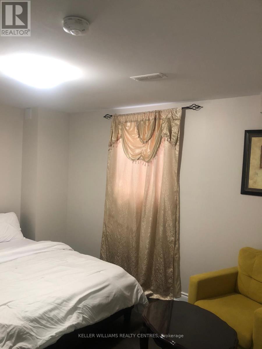 24 Hoxton Road E, Brampton (Northwest Brampton), Ontario  L7A 4L5 - Photo 3 - W13088384