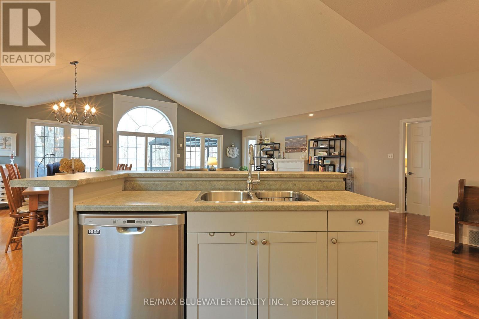 363 Shannon Boulevard, South Huron (Stephen), Ontario  N0M 1T0 - Photo 14 - X13088520