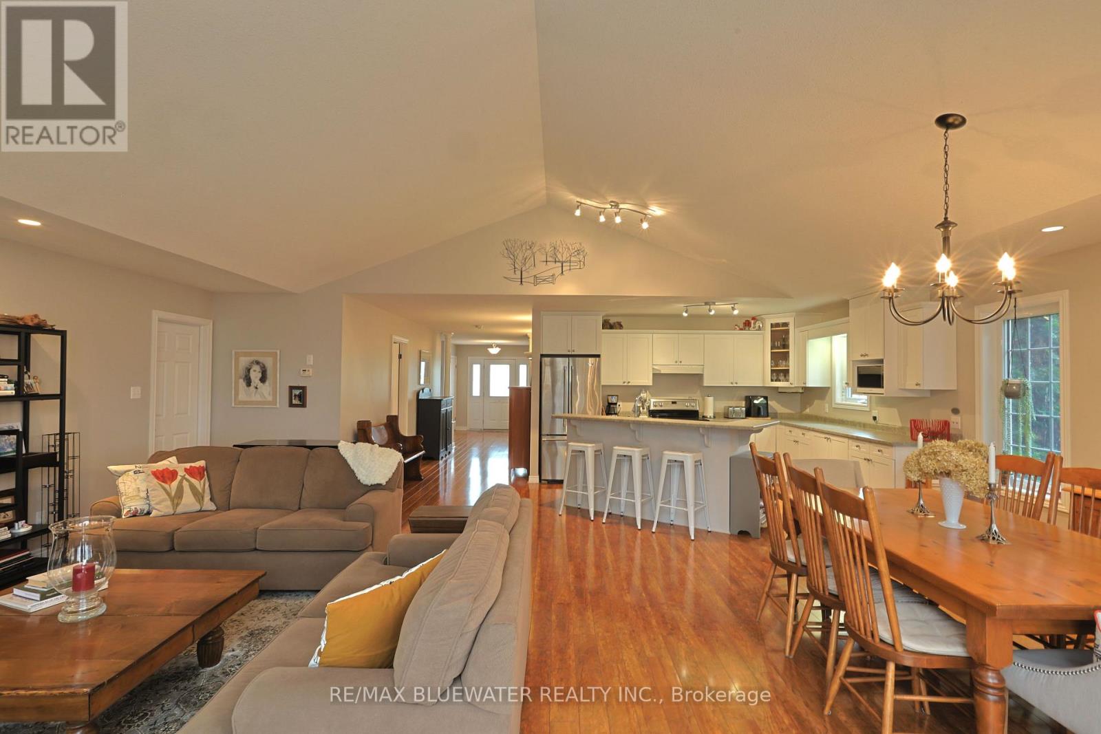 363 Shannon Boulevard, South Huron (Stephen), Ontario  N0M 1T0 - Photo 4 - X13088520