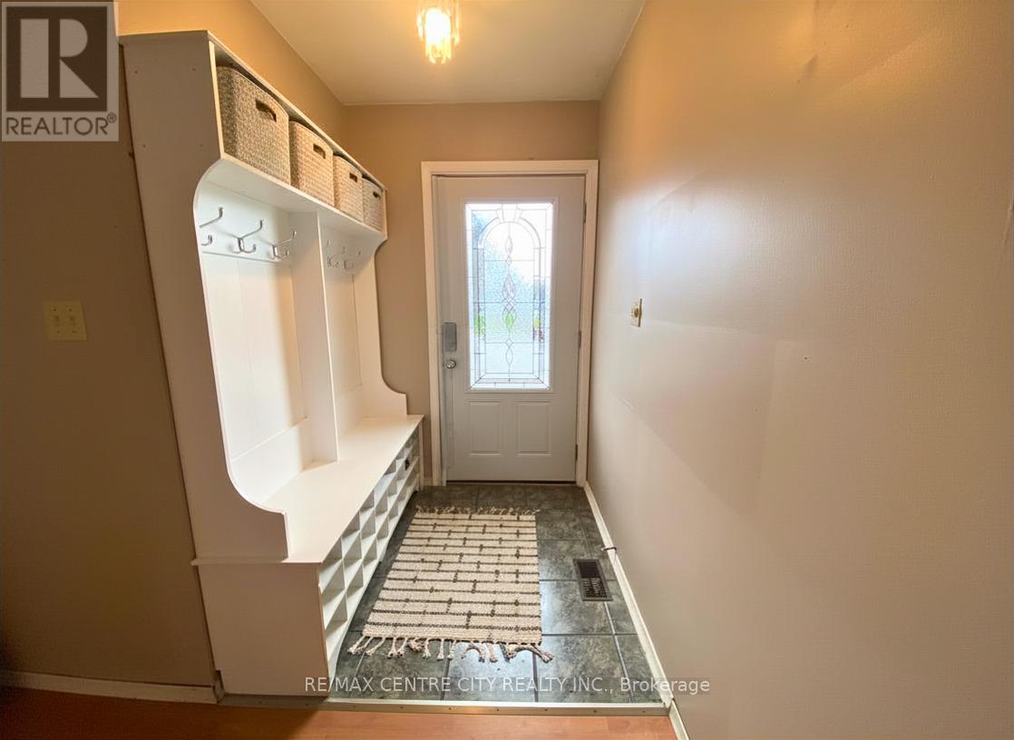 186 Centre Street, St. Thomas, Ontario  N5R 3A4 - Photo 2 - X13088794