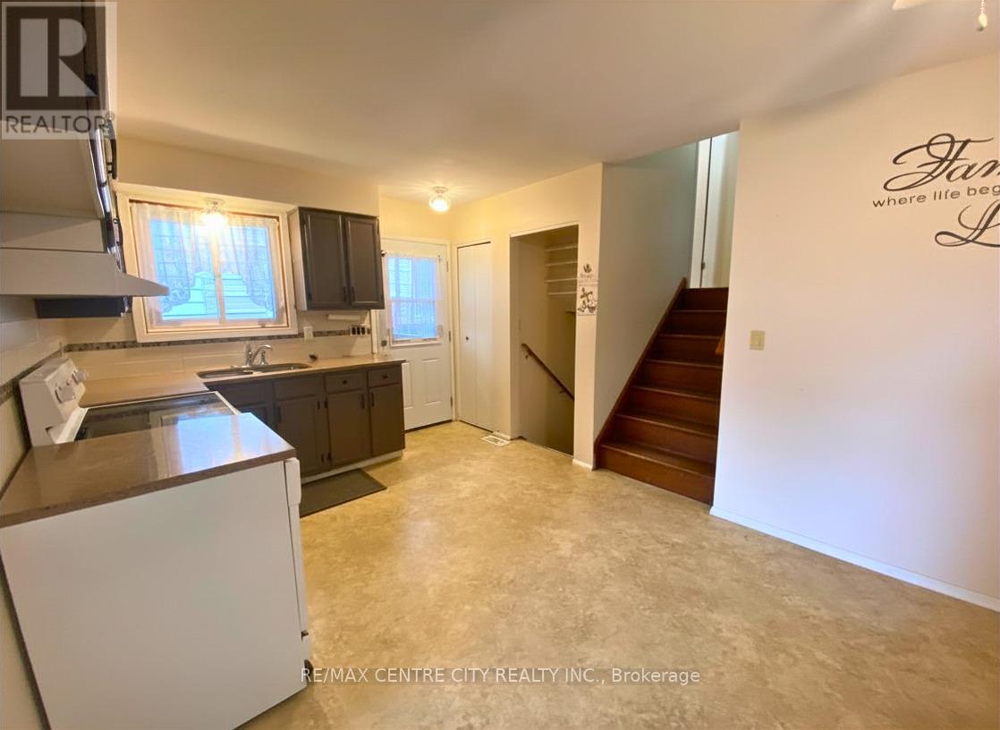 186 Centre Street, St. Thomas, Ontario  N5R 3A4 - Photo 7 - X13088794