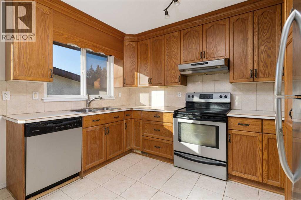 31 Montrose Avenue, Camrose, Alberta  T4V 2L6 - Photo 4 - A2308269