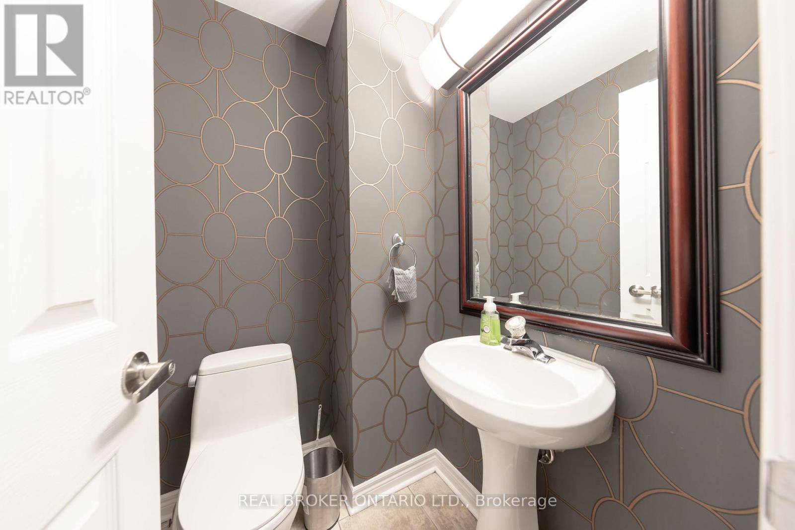 Main - 179 Hanson Street, Toronto, Ontario  M4C 1A7 - Photo 12 - E13088806